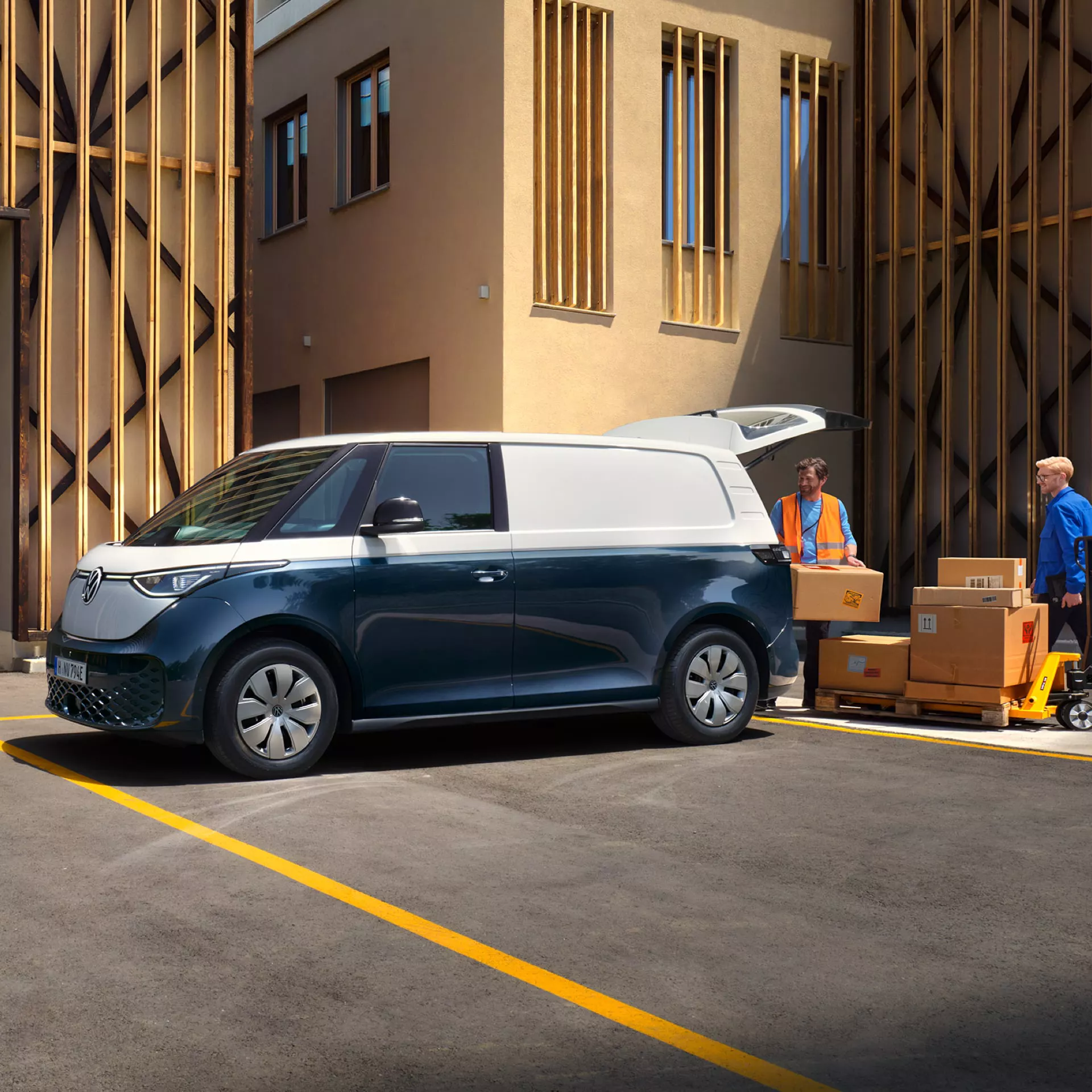 1 VW Id.buzz Cargo wird eingeladen