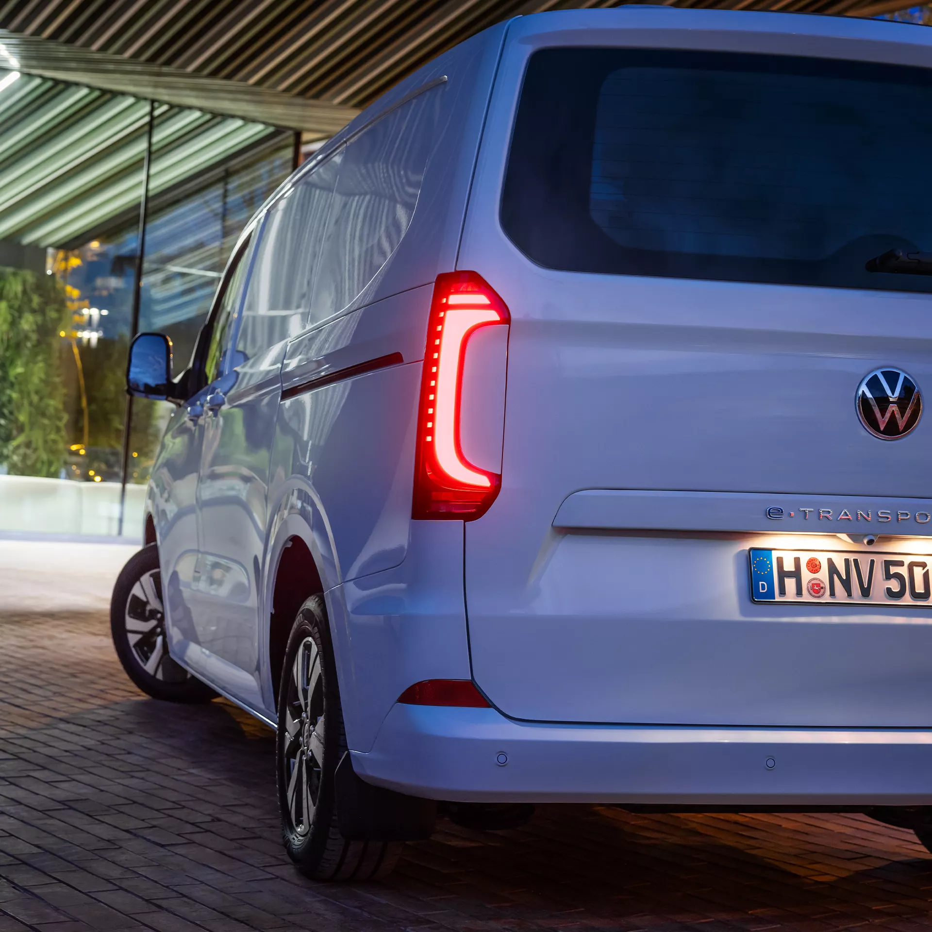 2 Vw New e-Transporter Heckansicht mit neuem Lichtdesign