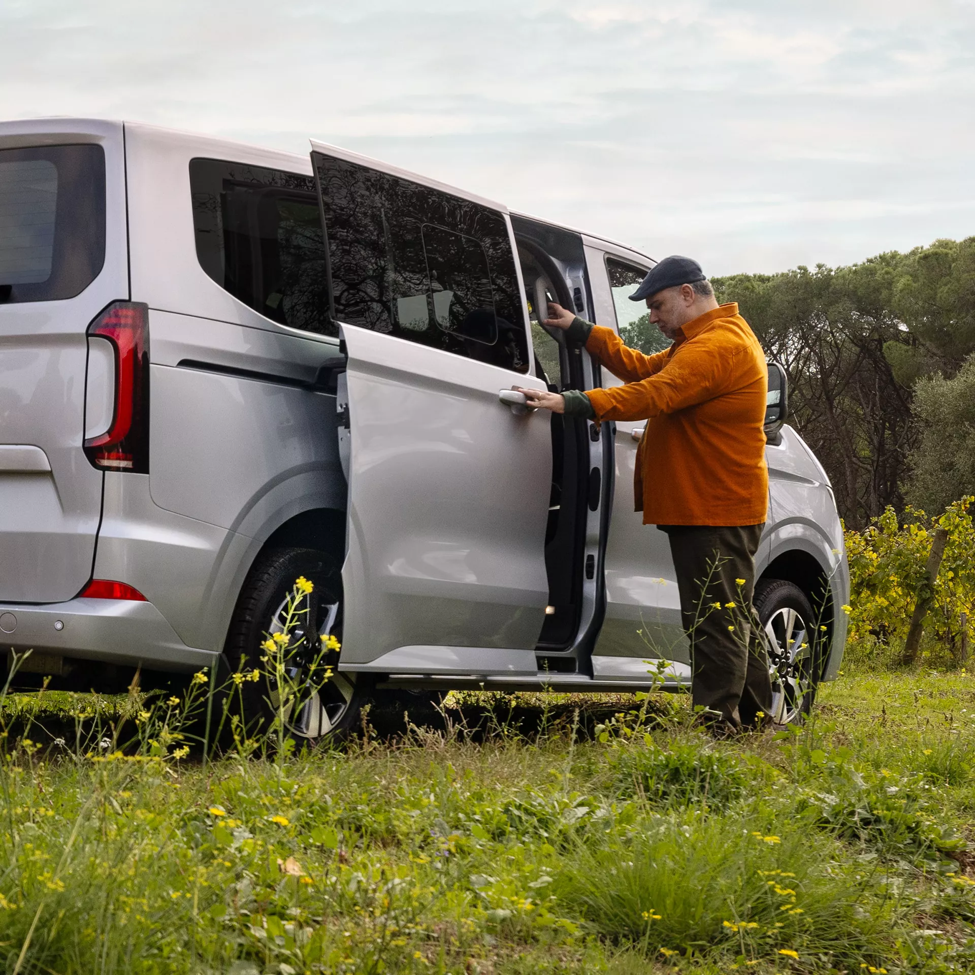 3 Vw New e-Caravelle - Schiebetür wird geöffnet