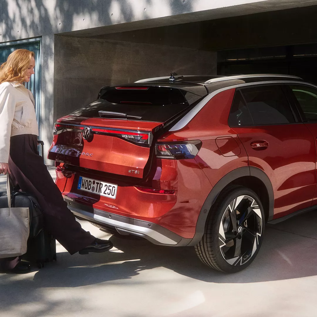 5-TC1308_T-Roc_woman_using_virtual_pedal_feature