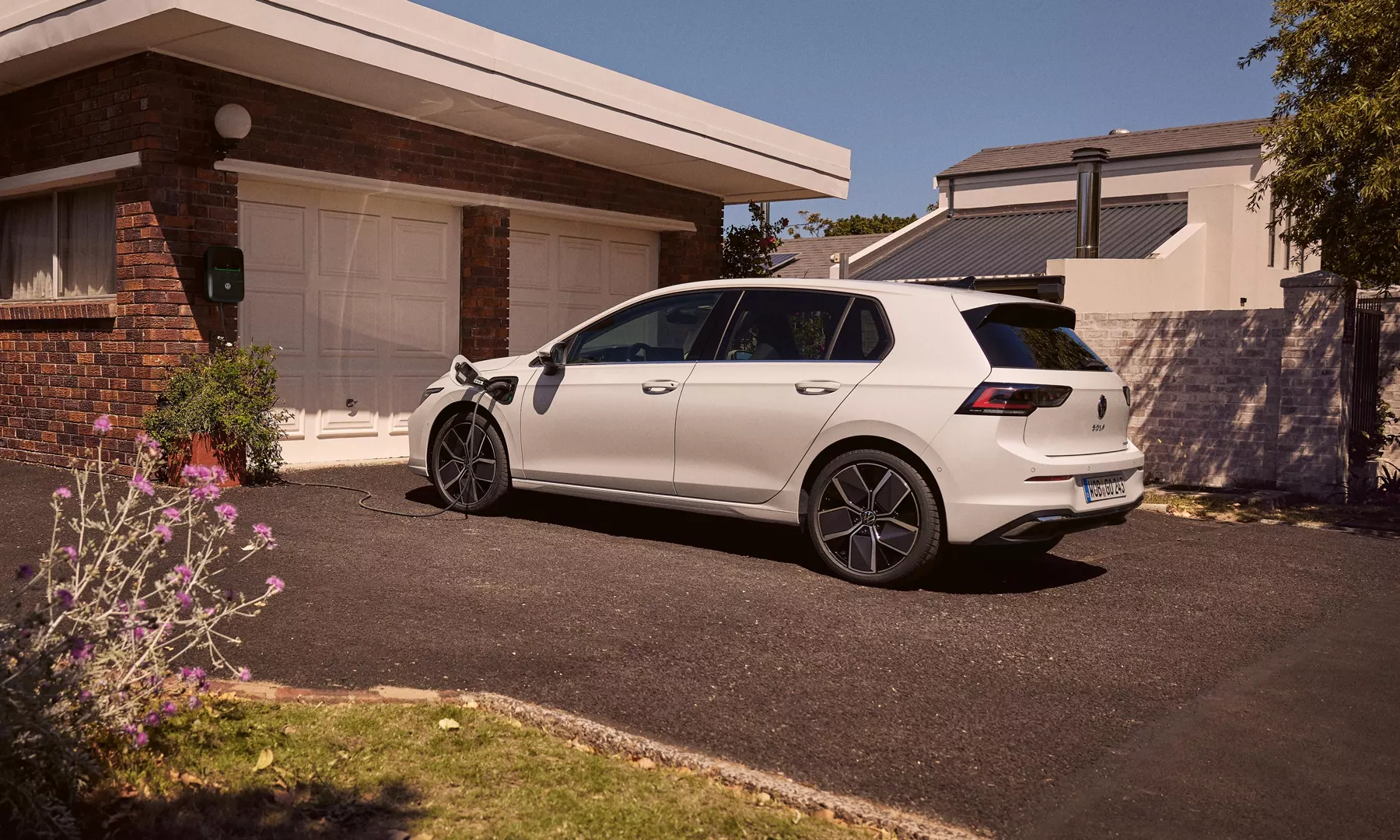 VW Golf eHybrid Laden Heck-Seiten-Ansicht